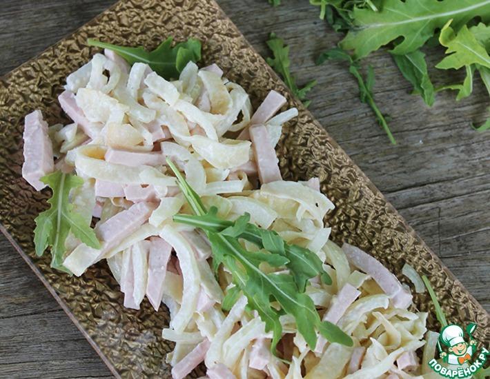 Рецепт: Салат с маринованным луком и блинчиками
