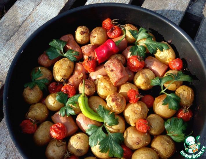 Рецепт: Картофель, запеченный с помидорами и сосискамм