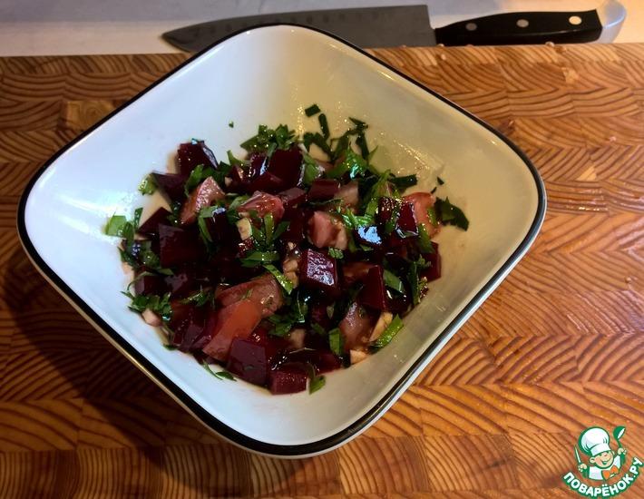 Рецепт: Салат из сырой свеклы с помидорами
