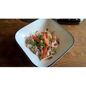 Куриный салат с морковью и чесноком
