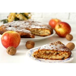 Яблочно-ореховый пирог с сахарной крошкой