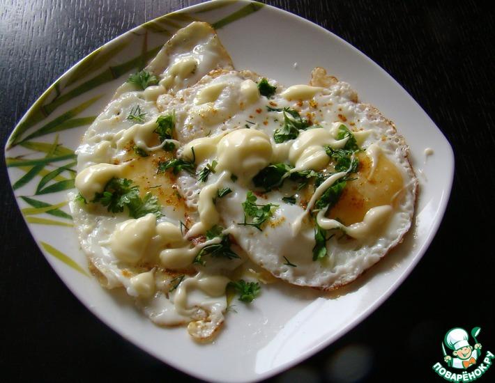 Рецепт: Глазунья с плавленым сыром и карри