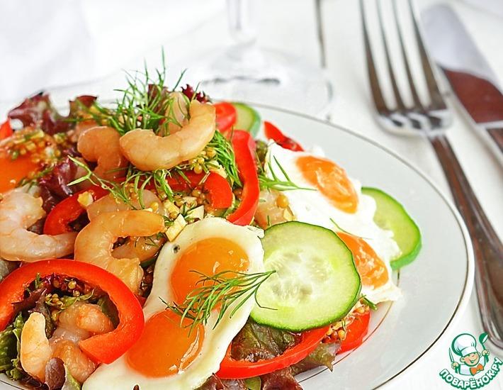 Рецепт: Овощной салат с креветками и яичницей