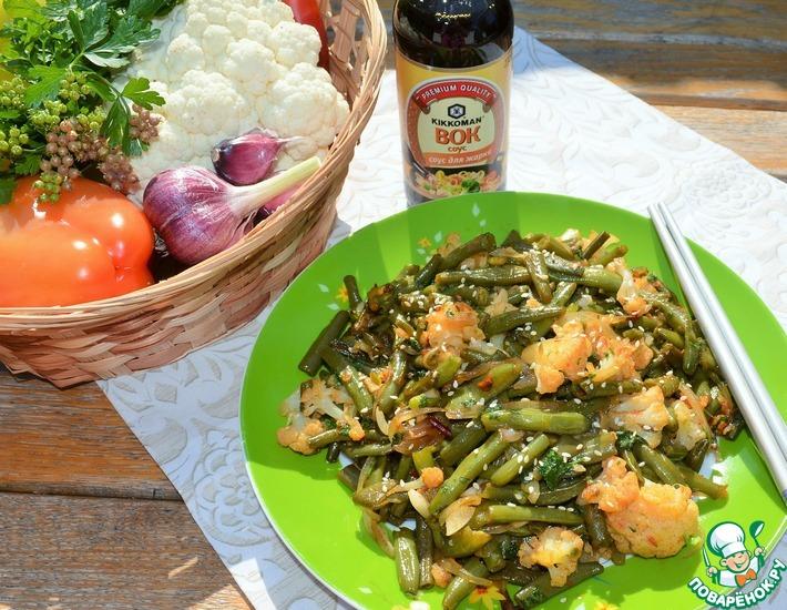 Рецепт: Горячий салат из лука и овощей
