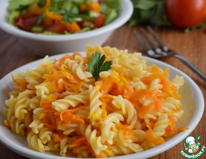 Рецепт: Макароны с морковью и томатами Летние