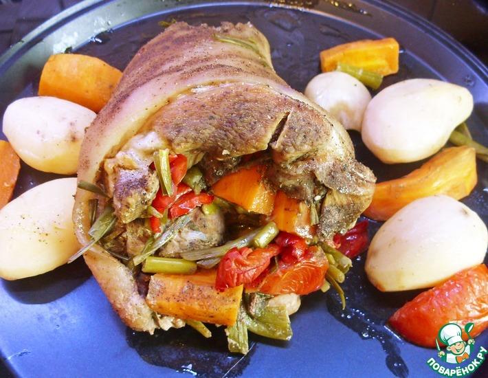 Рецепт: Свиная рулька, фаршированная овощами
