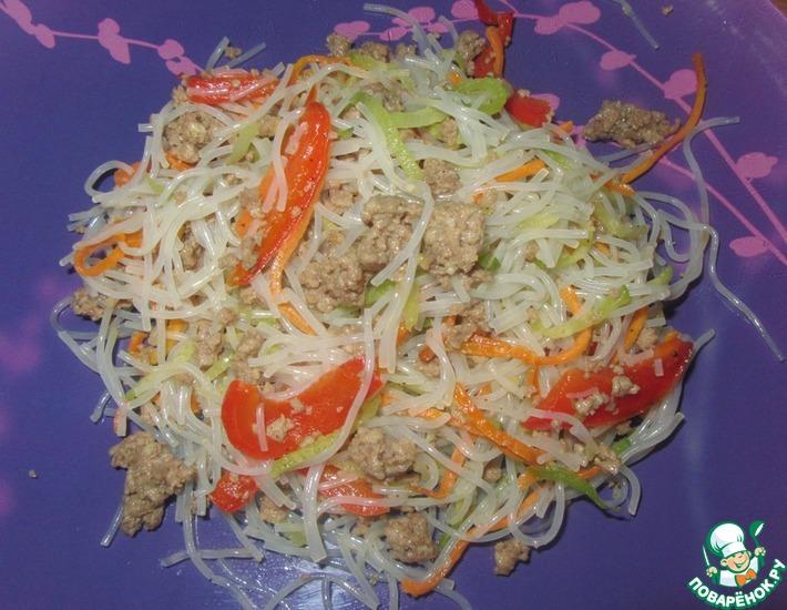 Рецепт: Тёплый салат с фунчозой и редькой