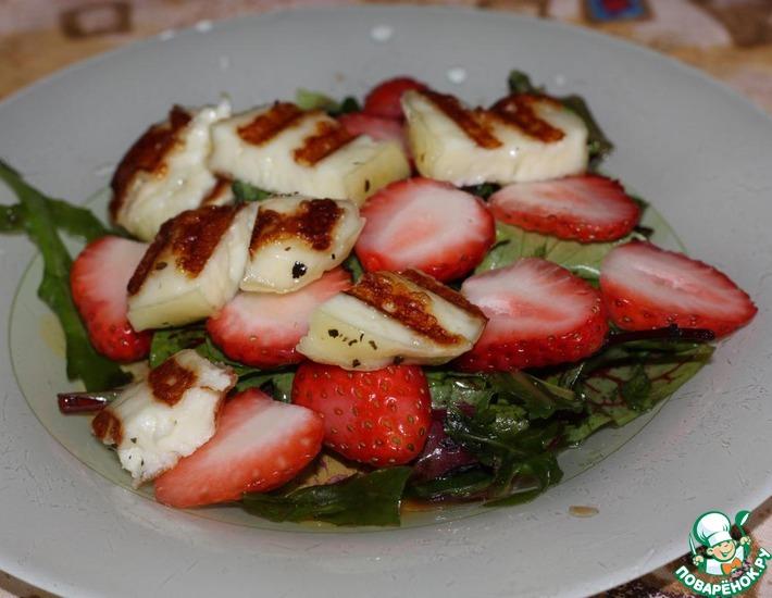 Рецепт: Салат с клубникой и жареным халуми