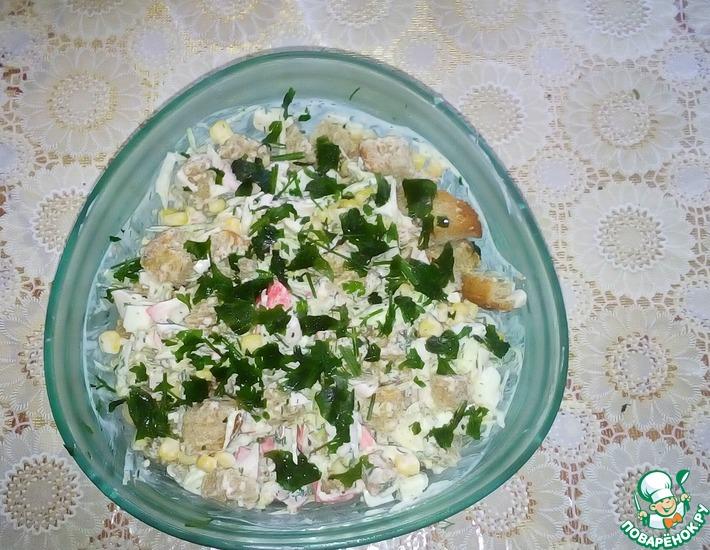 Рецепт: Салат из крабового мяса с сухариками