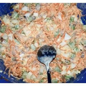Салат с копченым окорочком и морковью