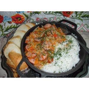 Рис с сардельками и овощами