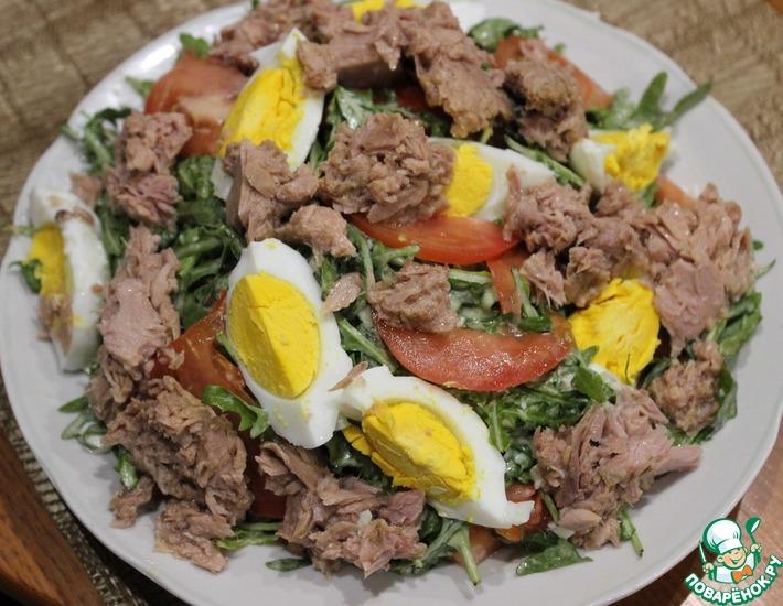 Рецепт: Салат с тунцом и сырной заправкой