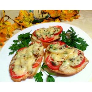 Горячие бутерброды с грибами и помидорами