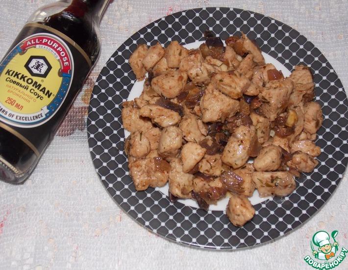 Рецепт: Куриное филе с фундуком и луком