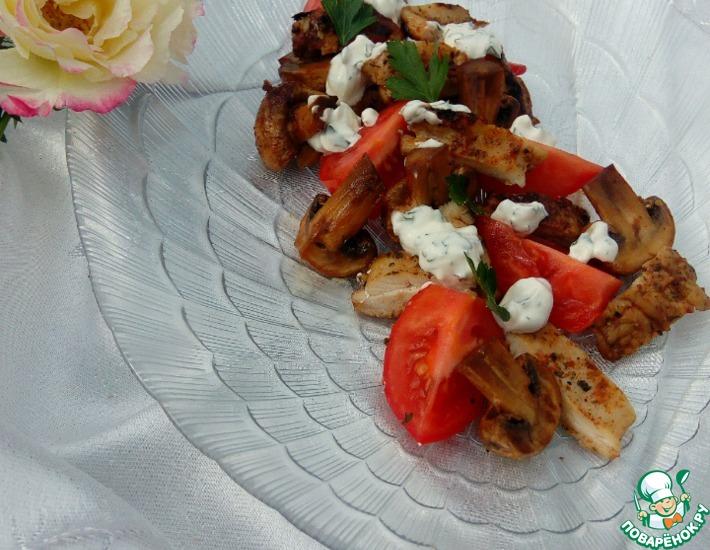 Рецепт: Салат с курицей, грибами и помидорами