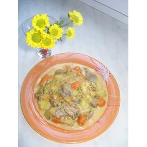Свинина с овощами в чесночно-сметанном соусе