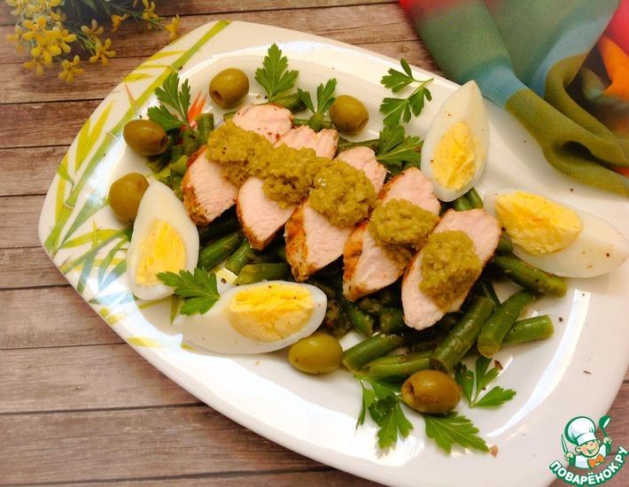 Рецепт: Куриный салат с оливковой пастой