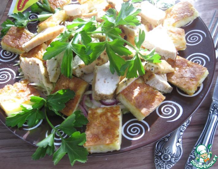 Рецепт: Салат с курицей и сырными блинчиками