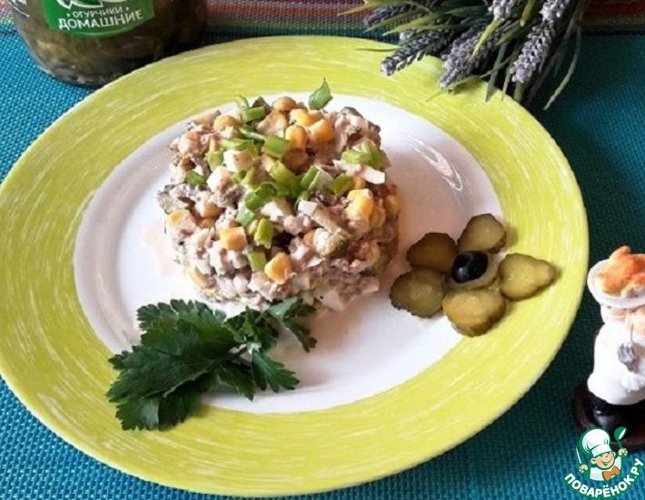 Рецепт: Салат с тунцом и маринованными огурцами