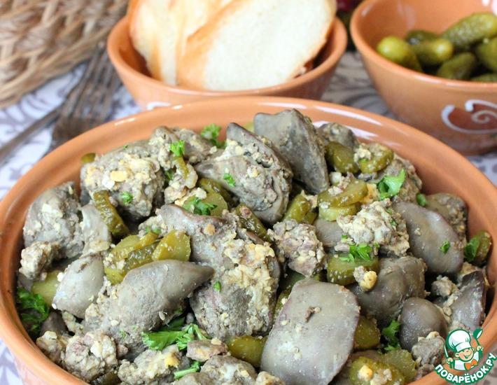 Рецепт: Печень, жареная с яйцом и корнишонами