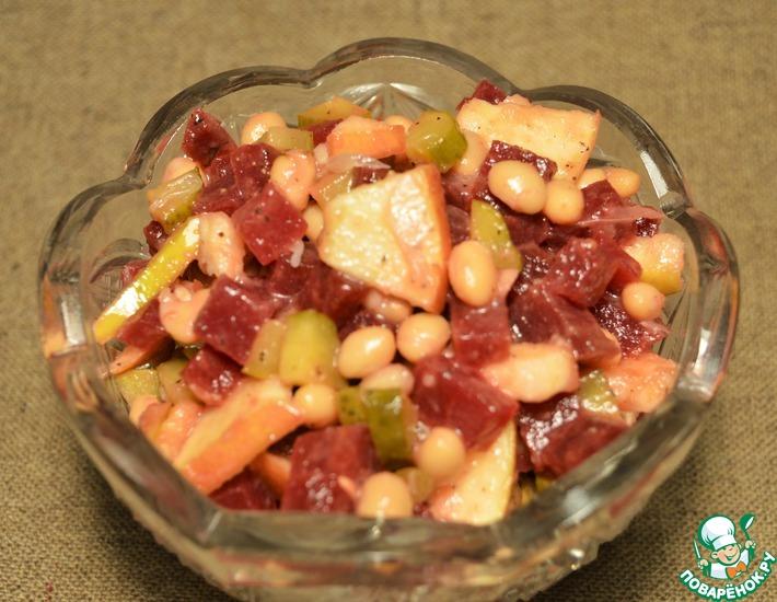 Рецепт: Овощной салат с фасолью и яблоком