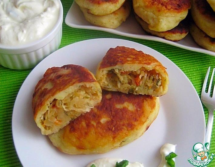 Рецепт: Жареные картофельные пирожки с квашеной капустой