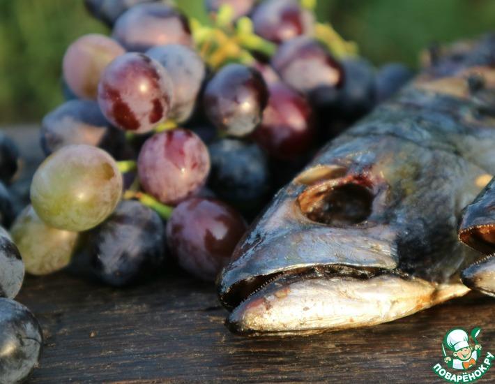 Рецепт: Скумбрия на гриле, фаршированная виноградом