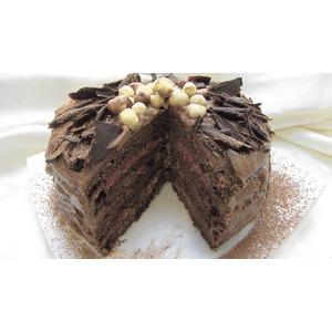 Шоколадный торт с орехами и клубникой