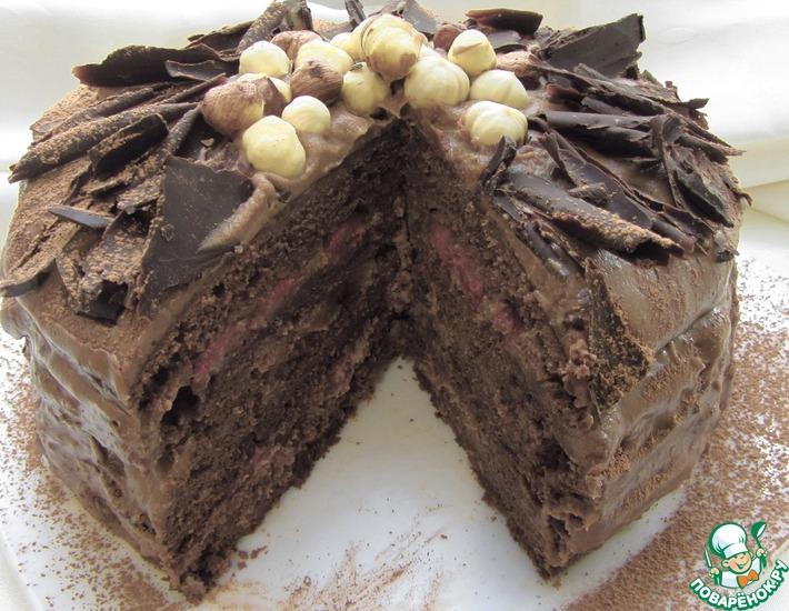 Рецепт: Шоколадный торт с орехами и клубникой
