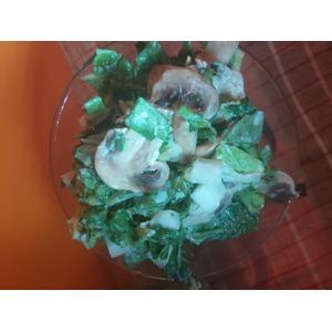 Зелёный салат с шампиньонами