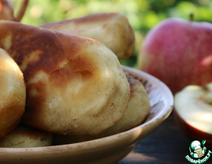 Рецепт: Пирожки с яблоками на сковороде