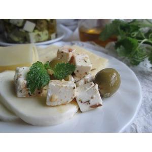Маринованный сыр фета с оливками
