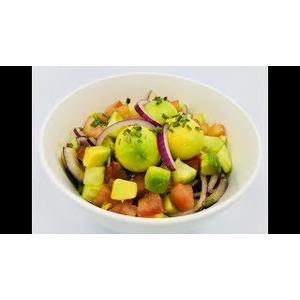 Салат из помидоров, огурцов и авокадо