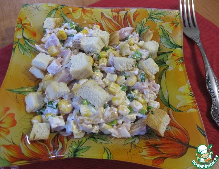 Рецепт: Салат с курицей, кукурузой и сухариками