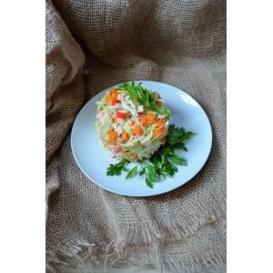 Салат овощной с крабовыми палочками
