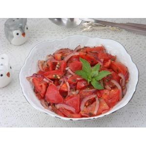 Салат из помидоров и ялтинского лука
