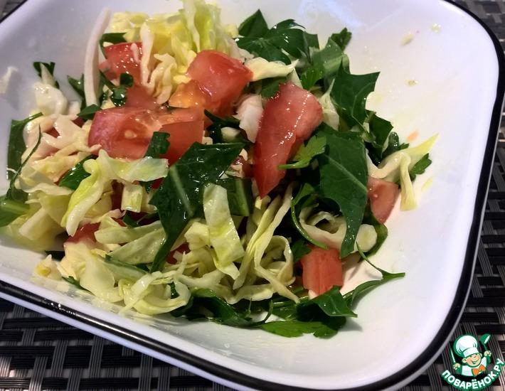 Рецепт: Капустный салат с одуванчиком и помидорами