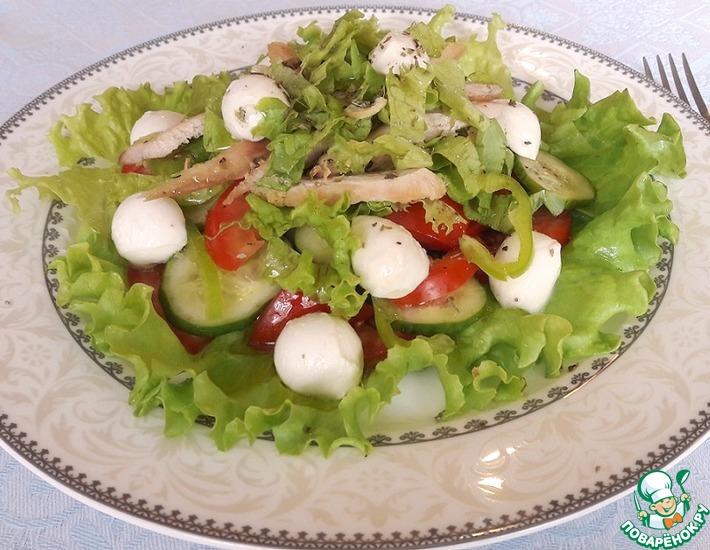 Рецепт: Овощной салат с курицей и моцареллой