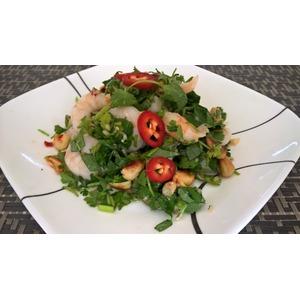 Тайский креветочный салат с базиликом