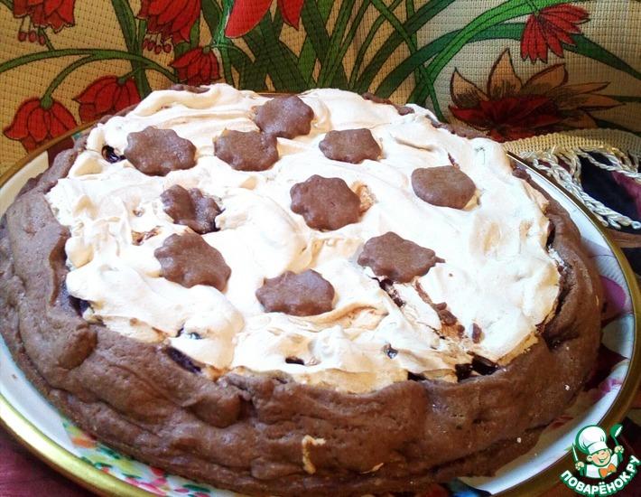 Рецепт: Шоколадный пирог с черешней и безе