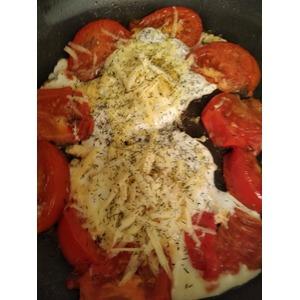 Глазунья с помидорами, чесноком и сыром