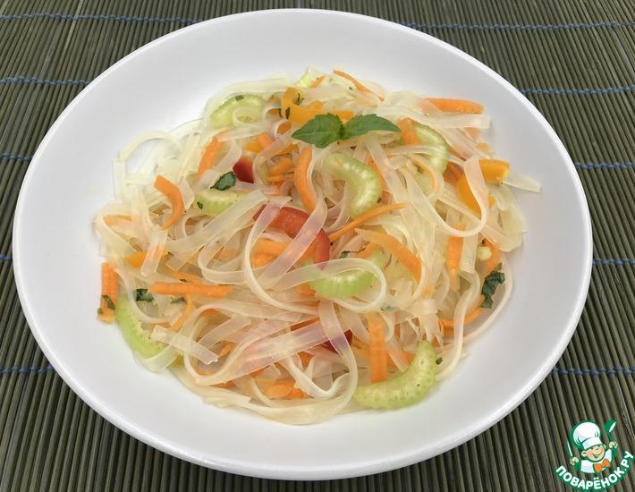 Рецепт: Салат с фунчозой и овощами