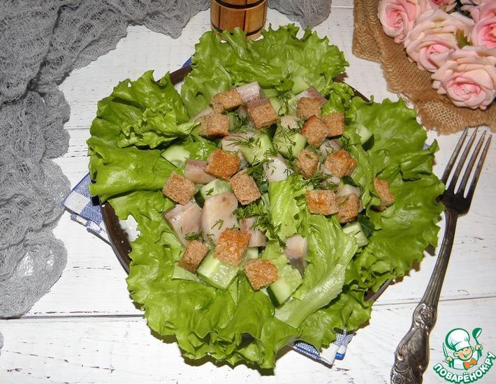 Рецепт: Салат с сельдью и гренками