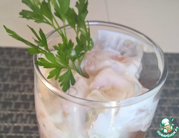 Рецепт: Креветочный салат-коктейль с красным снегом