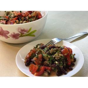 Овощной салат с сельдью и фасолью
