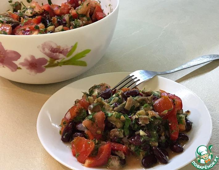 Рецепт: Овощной салат с сельдью и фасолью