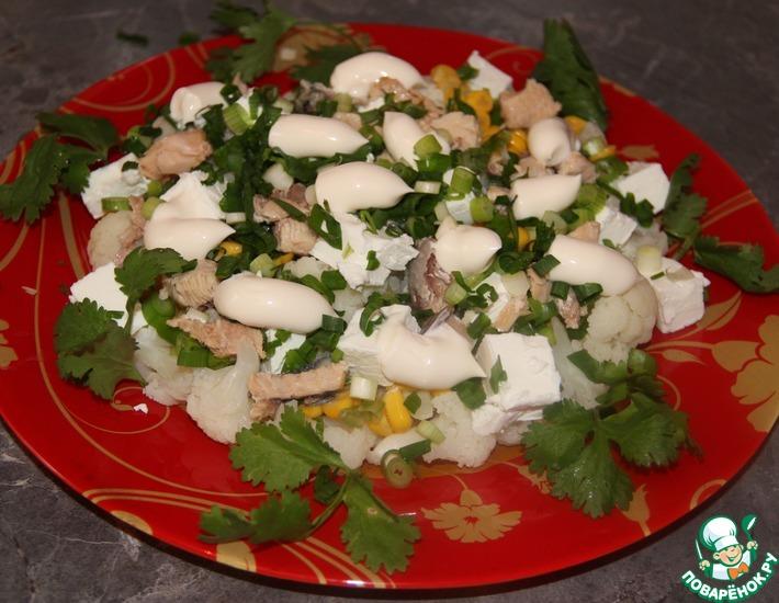 Рецепт: Салат из цветной капусты с консервами