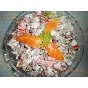 Салат с куриными желудочками и фасолью
