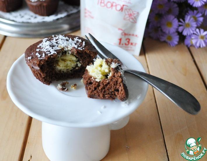 Рецепт: Шоколадные кексы с творожно-кокосовыми шариками