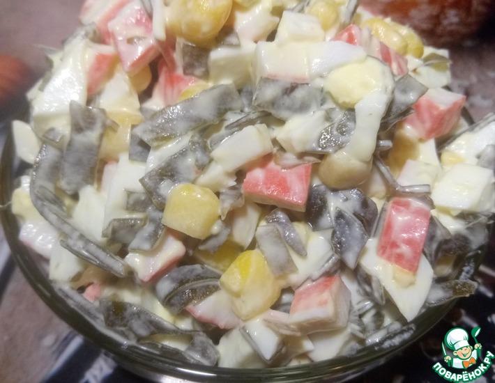Рецепт: Салат из морской капусты и крабовых палочек